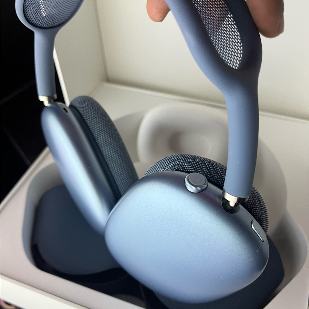 Apple AirPods Max with receipt– Sky Blue (Brand New, Sealed, USB-C Model) - Picture 4 of 4